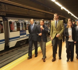 Don Felipe tras visitar las obras de prolongación del Metro, recorre la estación de Mirasierra